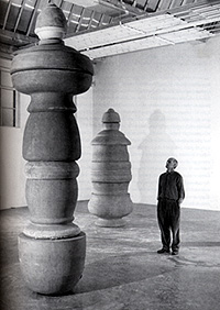 Ritratto dell'artista d fronte ad una delle sue opere, Foto: Studio Tony Cragg, ©Tony Cragg 